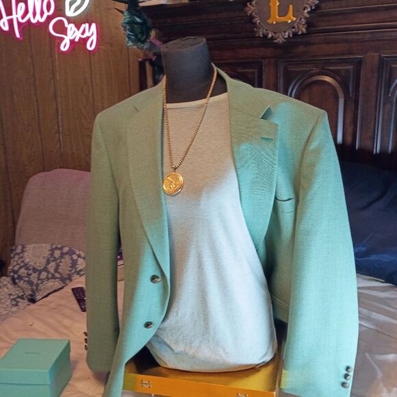 Green Sport Coat with Modern Cut and Notched Lapels - Picture 15 of 16